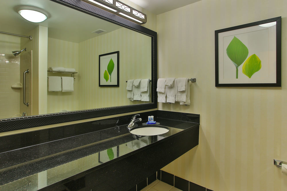 Fairfield And By Marriott San Antonio Northeast / / Rafb Hotel 3*